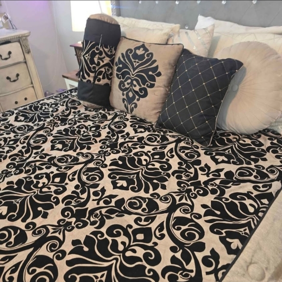 Vintage Black Gold Damask Comforter Set w/ Bed Skirt & 3 Decorative Pillows - Picture 3 of 6